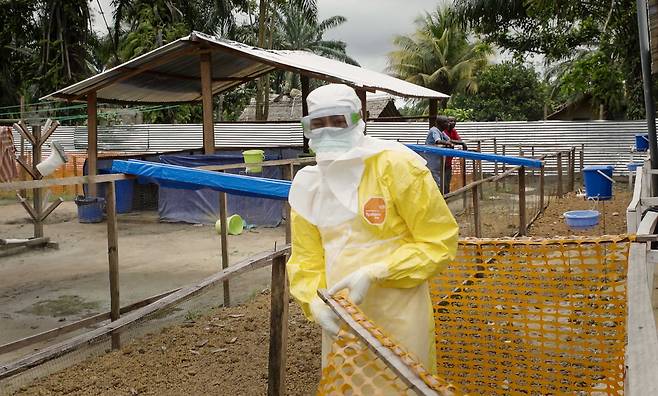 잉겐드 병원 에볼라 위험 구역에서 근무하는 다딘 본콜 박사의 모습(사진=CNN)