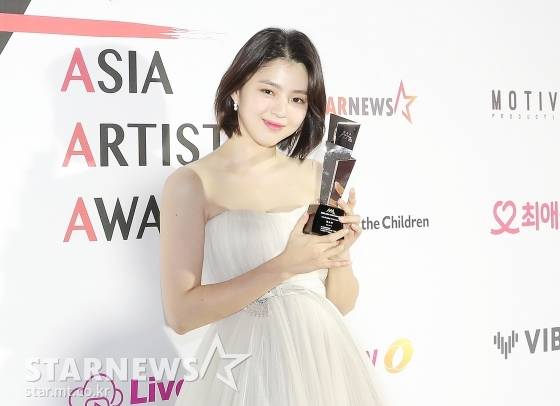 배우 한소희가 2020 Asia Artist Awards(2020 아시아 아티스트 어워즈, 2020 AAA)에서 신인상을 수상한 뒤 포즈를 취하고 있다./ 사진=김창현 기자 chmt@