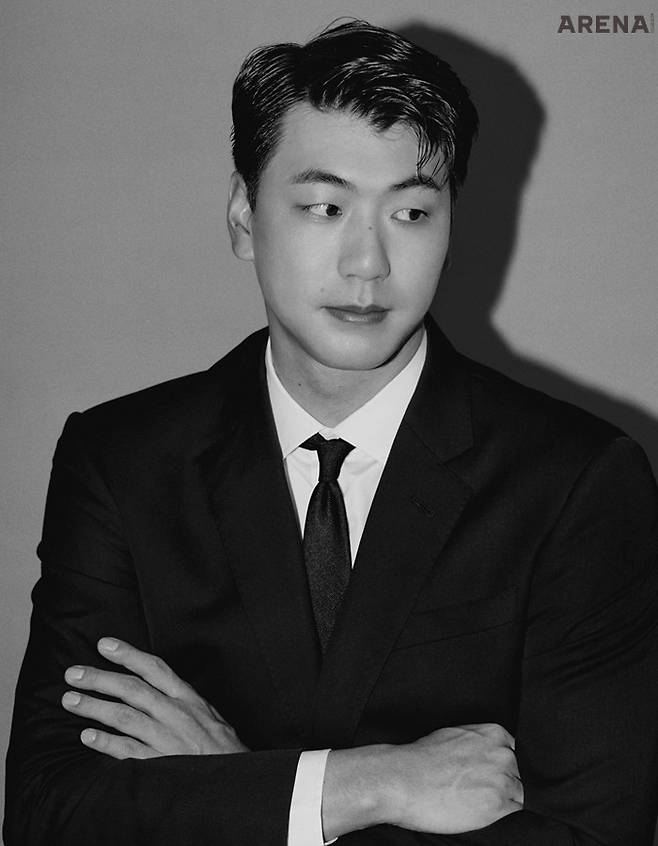 수트 재킷·흰색 셔츠 모두 조르지오 아르마니, 타이 에디터 소장품.