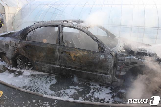 4일 오전 9시10분께 전북 익산시 용안면의 한 도로에 주차된 2005년식 벤츠 승용 차량에 불이 났다.(익산소방서 제공)2021.1.4/© 뉴스1