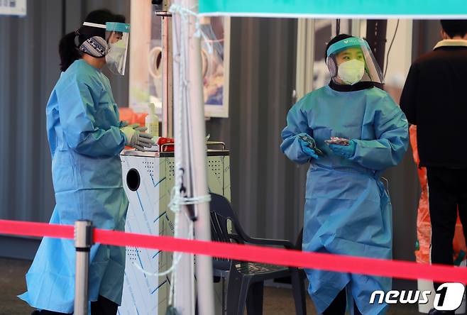 4일 서울역 앞에 마련된 신종 코로나바이러스 감염증(코로나19) 임시선별진료소에서 의료진이 핫팩 등으로 손을 녹이고 있다. 2021.1.4/뉴스1 © News1 구윤성 기자