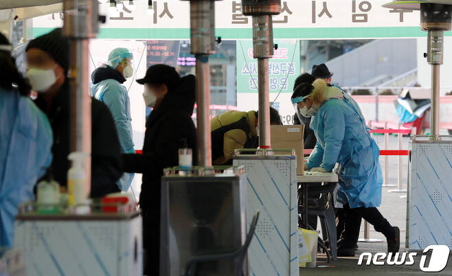 4일 오전 서울역 앞에 마련된 신종 코로나바이러스 감염증(코로나19) 임시선별진료소에서 의료진이 분주하다. 2021.1.4/뉴스1 © News1 구윤성 기자