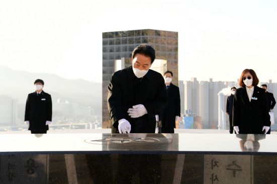3.15민주묘지와 창원충혼탑을 방문해 참배를 하고있는 김하용 의장.(사진=경남도의회)
