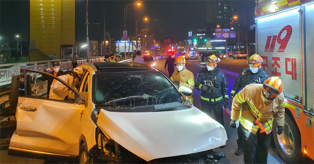 새해 첫날 광주에서 발생한 음주 교통사고 현장. 이 사고로 20대 여성 운전자가 숨졌다. 광주 광산소방서 제공