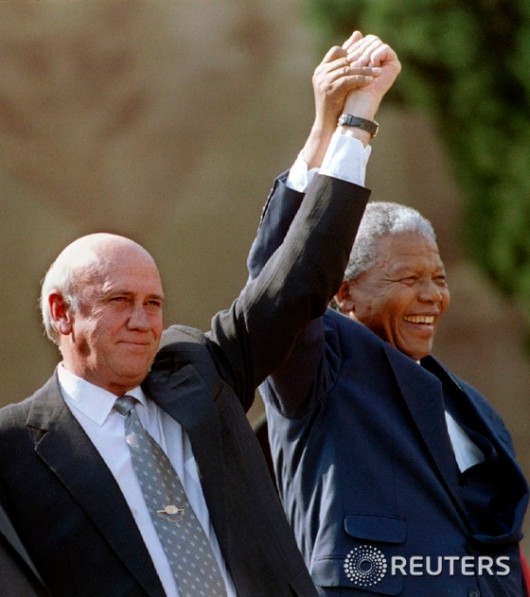 넬슨 만델라 전 남아공 대통령(오른쪽)과 데 클레르크 부통령./뉴스1