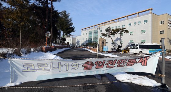 신종 코로나바이러스 감염증(코로나19) 집단감염이 발생한 광주 광산구 효정요양병원 입구에 3일 오전 출입 통제를 알리는 펼침막이 걸렸다. 연합뉴스