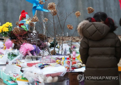 양부모의 학대로 생후 16개월 만에 사망한 정인 양이 안치된 경기도 양평군 하이패밀리 안데르센 공원묘원에 부모와 함께 묘역을 찾은 한 어린이가 정인 양을 추모하고 있다. 연합뉴스