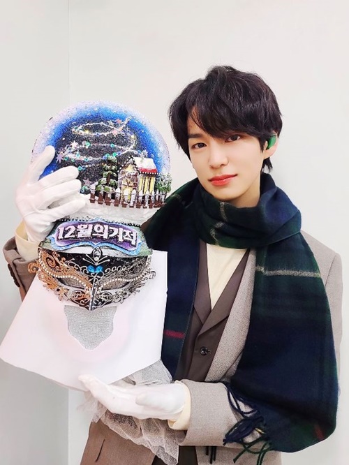 The group Bigton Heo Chan expressed his feelings of appearing on King of Mask Singer as a December miracle.On the 3rd, Bigton official SNS wrote, The miracle of December is # Chani.I hope that it will be a year when it will be a comfort to those who have a lot of sweet Chans tone.The photos released together show Heo Chan taking off the December Miracle mask and posing for the camera.Meanwhile, MBCs King of Mask Singer, which aired on the afternoon of the 3rd, revealed a showdown of performers to stop the winning streak of the cat.On this day, Miracle of December was defeated in the confrontation with 2021 Powerful.