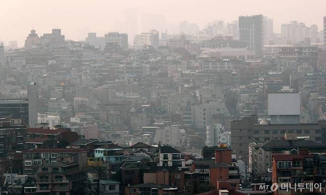 서울과 경기 등 수도권 지역에 초미세먼지 주의보가 내려진 11일 오후 용산구 소월길에서 바라본 서울시내가 뿌옇게 보이고 있다. / 사진=김휘선 기자 hwijpg@