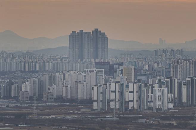 경기도 파주시 접경지역에서 바라본 일산신도시. 아파트들이 줄지어 서 있다. [연합]