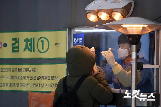 서울시청 임시선별소에서 의료진들이 코로나19 검사를 하고 있다. 이한형 기자
