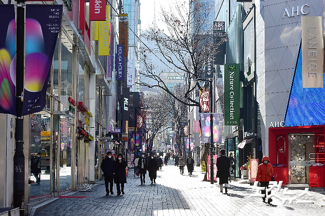 신종 코로나바이러스 감염증(코로나19) 확산에 따른 사회적 거리두기 영향으로 성탄절인 지난달 25일 서울 중구 명동거리가 한산한 모습을 보이고 있다. (어제 일일 확진자 수가 1천241명으로 최고치를 경신했다.) 윤창원 기자