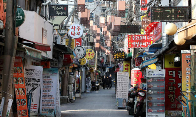5인 이상 사적 모임 금지가 전국적으로 확대된 4일 오후 서울 종로구 세종마을음식문화거리에 점심시간인데도 한산한 모습을 보이고 있다. 뉴시스