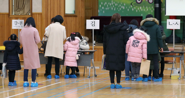 4일 오전 경남 창원시 마산회원구 한 초등학교에서 열린 취학 아동 예비소집일에 취학 아동이 부모와 학교를 방문하고 있다. /창원=연합뉴스