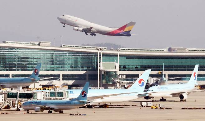 지난달 1일 오전 인천국제공항에 대한항공과 아시아나항공  양사 여객기들이 주기돼 있는 모습. (사진=연합뉴스)