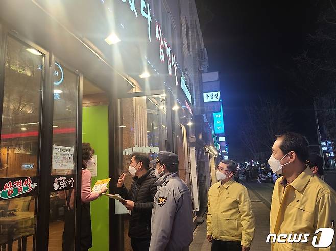 대전 대덕구가 야간에 경찰과 합동으로 관내 일반음식점을 점검하고 있다.(대전 대덕구 제공)© 뉴스1