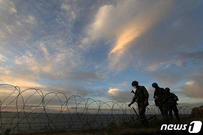 인천 옹진군 대연평도에서 해병대 장병들이 해안 순찰을 하고 있다. © News1 구윤성 기자