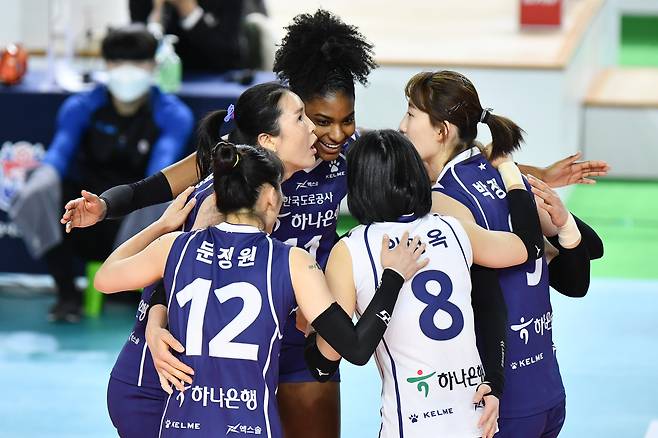 한국도로공사 선수들이 5일 김천체육관에서 열린 KGC인삼공사와의 2020-21 도드람 V리그 여자부 경기에서 득점 후 기뻐하고 있다.(KOVO 제공) © 뉴스1