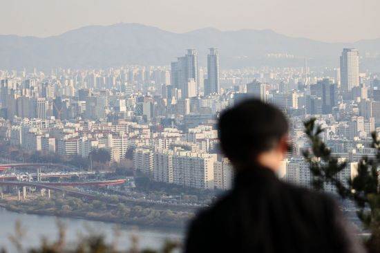 1일 오후 서울 매봉산에서 바라본 송파, 강남 일대 아파트 [이미지출처=연합뉴스]