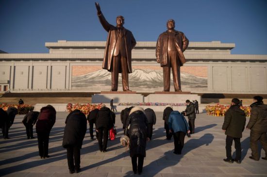 새해 첫날인 1일 북한 평양의 만수대에서 시민들이 김일성ㆍ김정일 동상에 참배하고 있다. <사진=AFP연합>