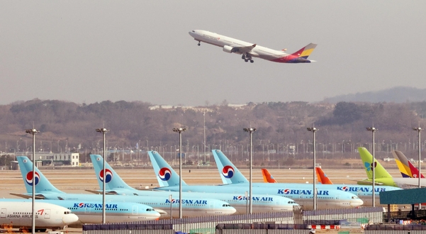 인천국제공항에 대한항공과 아시아나항공 양사 여객기들이 주기돼 있는 모습. / 연합뉴스