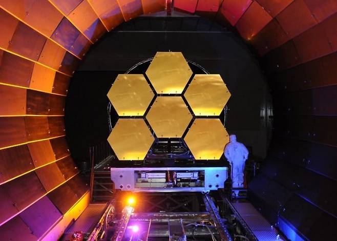 10월 우주로 향하는 제임스웹우주망원경(JWST)이 극저온 테스트를 받고 있다. 제임스웹우주망원경은 벌집 모양 거울 18개를 이어붙인 구조가 특징이다. 미국항공우주국(NASA) 제공