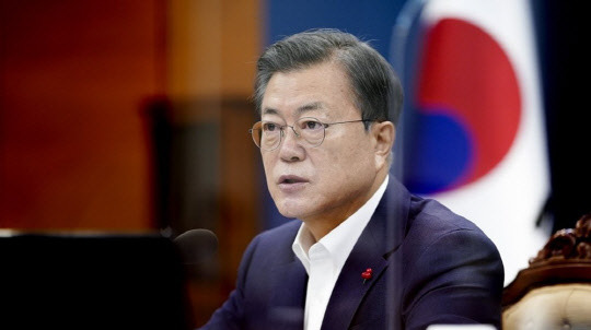 문재인(사진) 대통령이 5일 열린 국무회의에서 발언하고 있다. <연합뉴스>