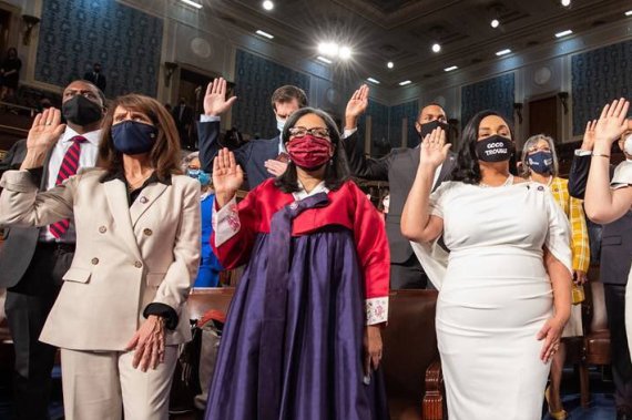 메릴린 스트릭랜드 의원(가운데)이 붉은 저고리와 푸른색 치마로 된 한복을 입고 3일 연방하원의원 선서를 하고 있다. / 출처=스트릭랜드 트위터 게시글 갈무리