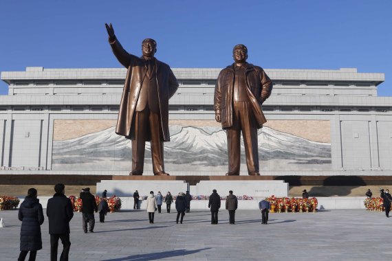북한 평양의 만수대에 김일성과 김정은의 동상이 세워져 있다. /사진=AP뉴시스