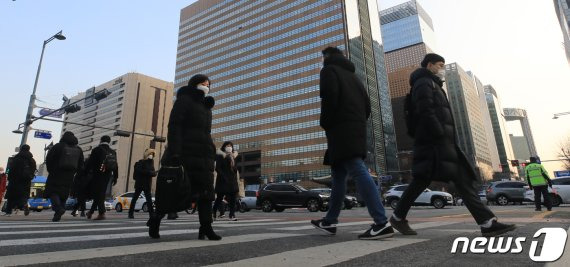 아침 일찍 출근하는 직장인들. 뉴스1 제공