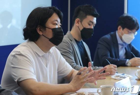이필성 샌드박스 네트워크 대표가 지난해 서울 강남구 샌드박스에서 열린 이재갑 고용노동부 장관과의 간담회에서 발언하고 있다. 뉴스1 제공