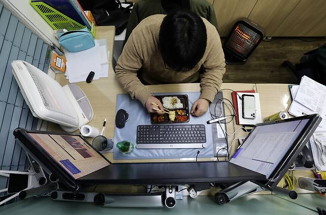 한 웹개발자가 서울 강남구의 개인 사무실에서 식사를 하면서 코딩을 하고 있다. 김명진 기자