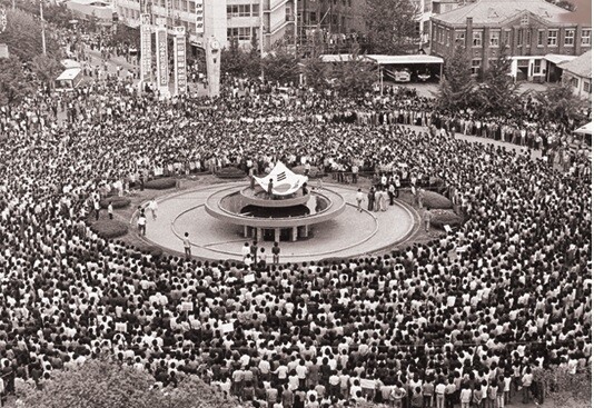 1980년 5월 옛 전남도청 앞 분수대의 시민집회. 5·18기념재단 제공