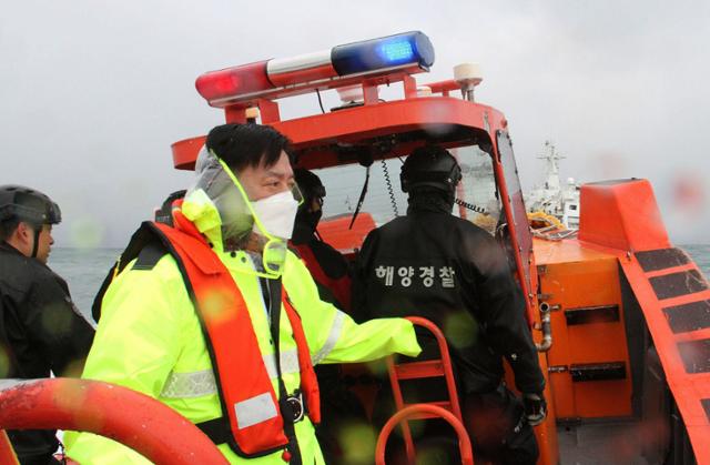 김홍희 해양경찰청장이 지난달 31일 제주해상 전복선박 명민호 실종자 수색 현장을 살펴보고 있다. 해양경찰청 제공