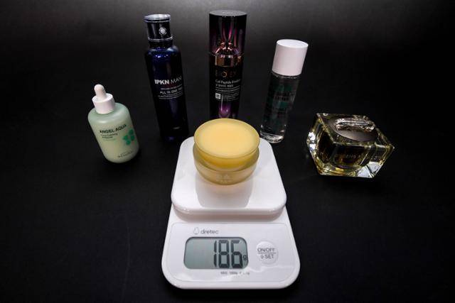 ④번 제품의 무게를 재고 있다. 뒤 왼쪽부터 ①, ②, ⑥, ⑤, ③번 제품이다. 이한호 기자 han@hankookilbo.com