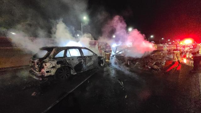지난 4일 오후 경부고속도로에서 만취 상태의 벤츠 차량이 앞서 가던 승용차를 들이 받은 후 불이 나 119가 진화작업을 벌이고 있다. 경기소방재난본부 제공