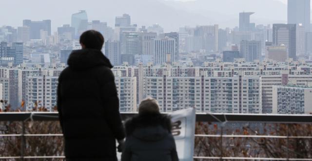 지난 3일 서울의 한 아파트 단지 너머로 고층 빌딩들이 솟아 있는 모습. 뉴스1