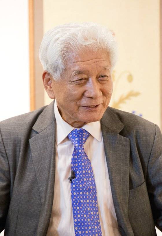 평생소장해온 화본을 디지털 아카이브로 구축할 수 있게 공개한 송규태 화백. [사진 한국문화예술위원회]