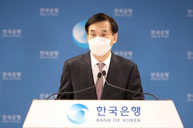 Bank of Korea Gov. Lee Ju-yeol speaks at a press briefing held at the central bank headquarters on Dec. 17, 2020. (Yonhap)
