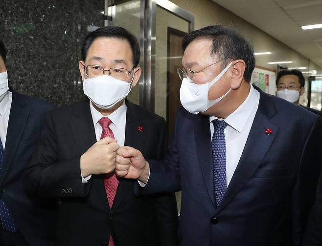 Reps. Kim Tae-nyeon (right) and Joo Ho-young, floor leaders of the ruling Democratic Party of Korea and People Power Party, agree Tuesday to hold a parliamentary plenary session this week to deal with pending issues including the industrial accident bill. (Yonhap)