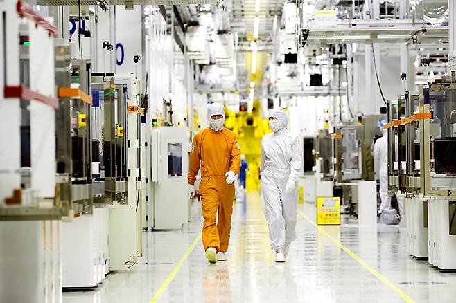 A clean room of a chip fabrication line of Samsung Electronics in Hwaseong, Gyeonggi Province. (Samsung Electronics)