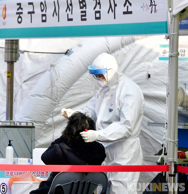 서울 중구 임시선별진료소에서 시민들이 코로나19 검사를 받고 있다. 박효상 기자
