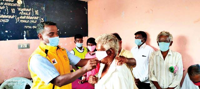 지난해 11월 교회가 기부한 마스크를 현지 봉사자가 인도 타밀나두 한센인 마을 주민에게 전달하는 모습. CM사역연합 제공