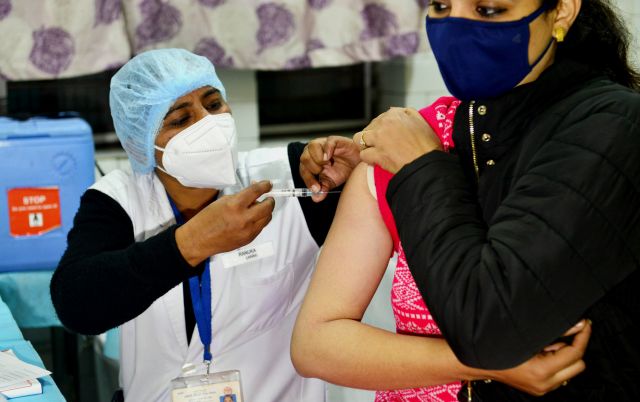 지난 2일 뉴델리의 한 백신센터에서 열린 코로나19 백신 모의훈련에서 보건 요원이 여성에게 코로나19 백신을 주사하는 시늉을 하는 모습. 신화연합