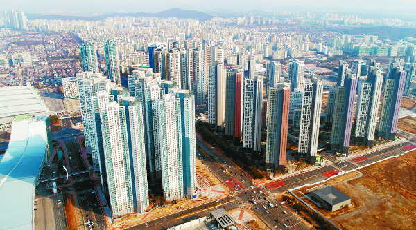 경기도 고양시 일산 아파트 가격이 최근 급등한 것으로 나타났다. 지난 31일 발표된 주간 KB주택시장동향에 따르면 일산서구 아파트 가격 상승률은 전국 평균(0.41%)을 훨씬 웃도는 2.04%를 기록했다. 사진은 일산 킨텍스 일대 아파트 단지 모습. 연합뉴스