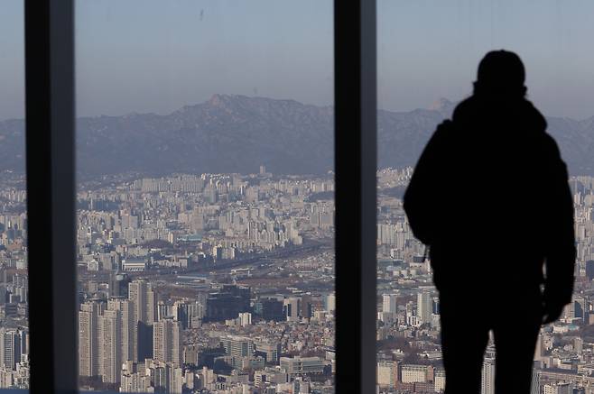 서울 송파구 롯데월드타워 전망대 서울스카이에서 바라본 서울 시내 아파트 단지 모습. [연합]