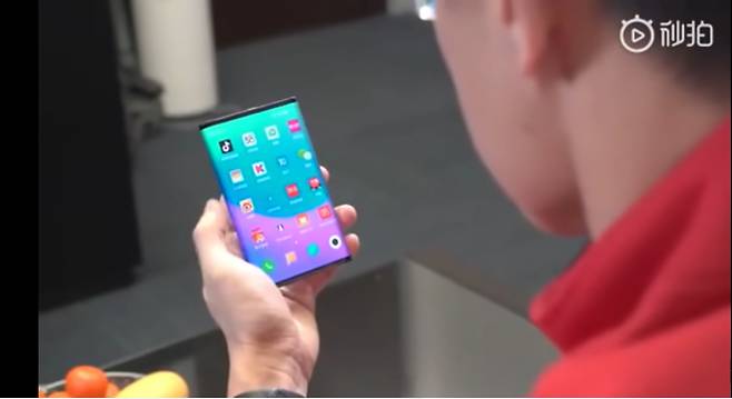 2019년 샤오미가 선보인 첫 폴더블폰 시제품. [출처=Tom Warren유튜브]