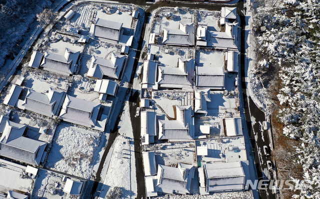 [담양=뉴시스] 류형근 기자 = 31일 오전 전남 담양군 창평면 한옥마을 지붕위에 이틀동안 내린 눈이 쌓여있다. 2020.12.31. hgryu77@newsis.com