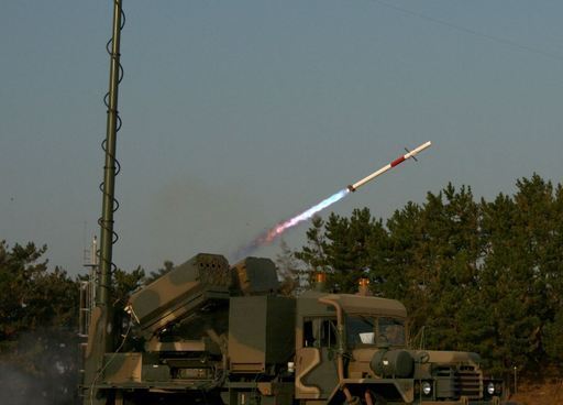 유도로켓 비궁이 발사되고 있는 모습. 방위사업청 제공