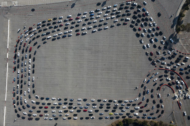4일(현지시간) 미국 캘리포니아주 로스앤젤레스 다저스타디움 주차장에 코로나19 검사를 받으려는 차량 행렬이 이어지고 있다./사진=AP 연합뉴스